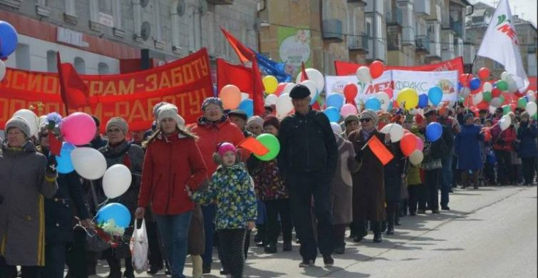 Поздравить близких и друзей с 1 мая 2024 года можно яркой открыткой или прикольными стихами