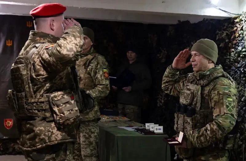 Сырский посетил Покровское направление и дал понять, что у гарнизона ВСУ возникают проблемы с подвозом боеприпасов