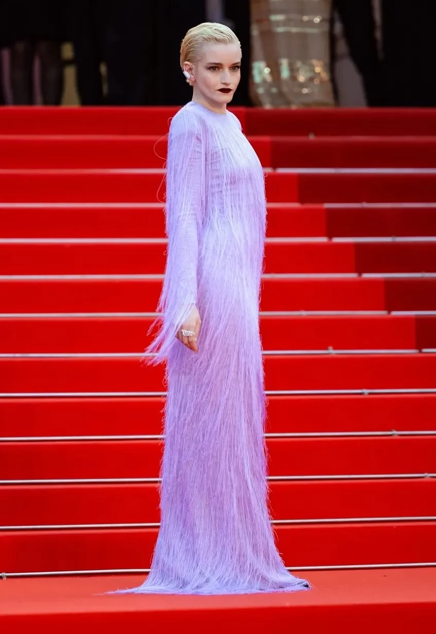 Канны-2025: 15 модных провалов — от старомодной Натали Портман до "готической" Кары Делевинь