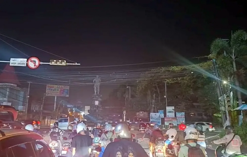 Теперь и Бали: весь престижный остров-курорт погрузился во тьму, туристы готовят еду на кострах