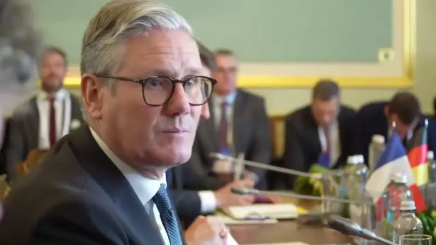 Британцы расследуют причастность РФ к устроенным украинцами поджогам имущества Стармера