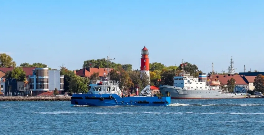 Совесть свою от укора спасал он бутылкой Кагора