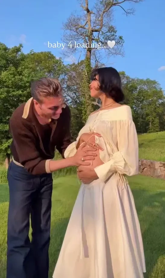 23-летняя инфлюенсерша Нара Смит беременна в четвёртый раз от мужа-манекенщика Лаки Блю Смита