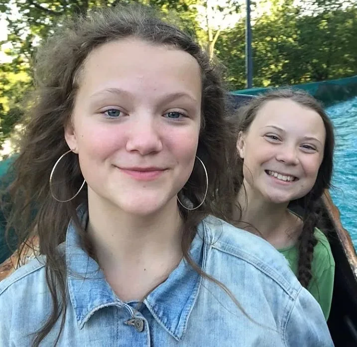 Стрип-дэнс, буллинг в подростковом возрасте и другая фамилия: что известно о младшей сестре Греты Тунберг