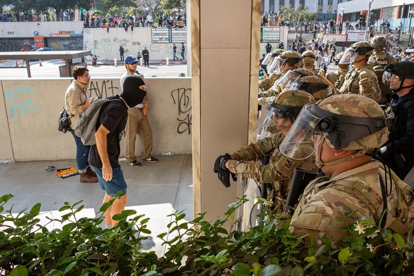 Фактор мигрантов и силовиков: Калифорния превратилась в арену битвы между демократами и республиканцами