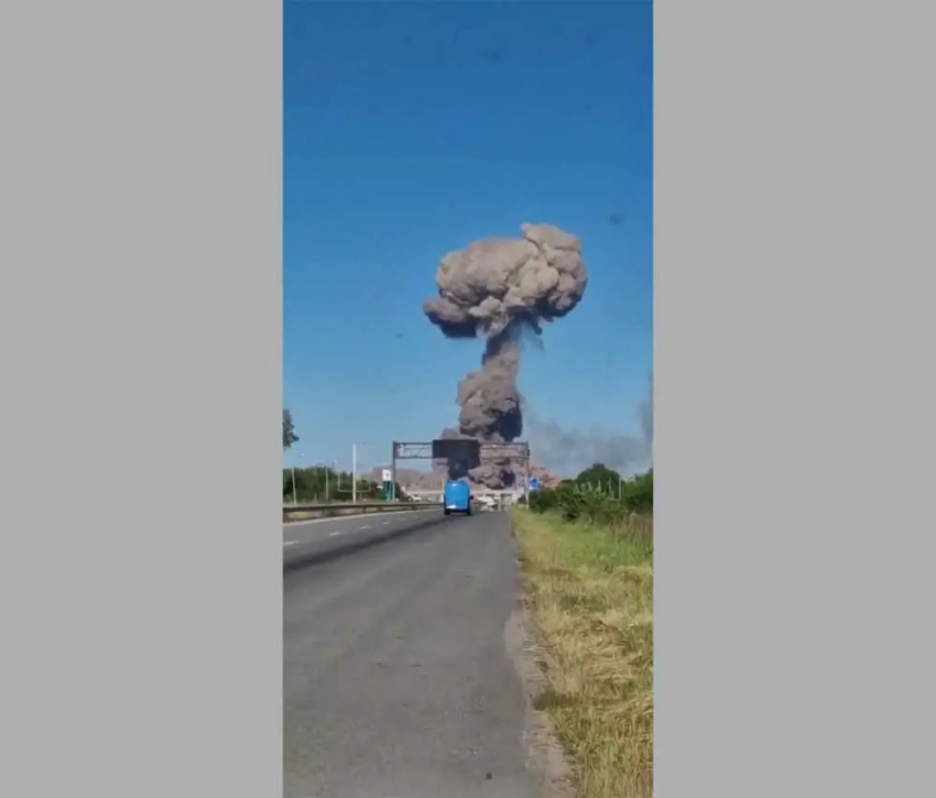 Мощный взрыв прогремел на объекте в Житомире - на кадрах столб дыма высотой с 20-этажное здание