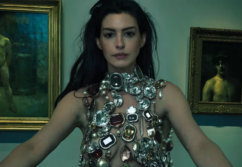 "Муж отлично готовит и рано встаёт". Энн Хэтэуэй снялась для Vogue в "голом" образе и рассказала о семье