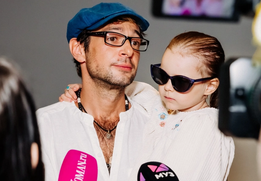 Павел Баршак с дочерью, Катя Лель и Влад Лисовец на премьере фильма "Прогулка"