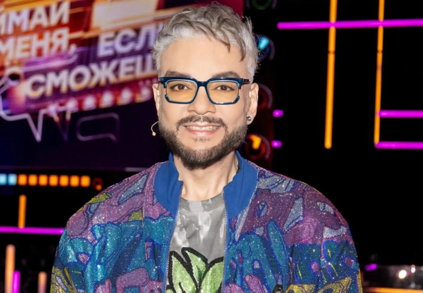 "Еле ходит". В сети снова обсуждают состояние здоровья Филиппа Киркорова после того, как он упал во время выступления на "Новой волне"