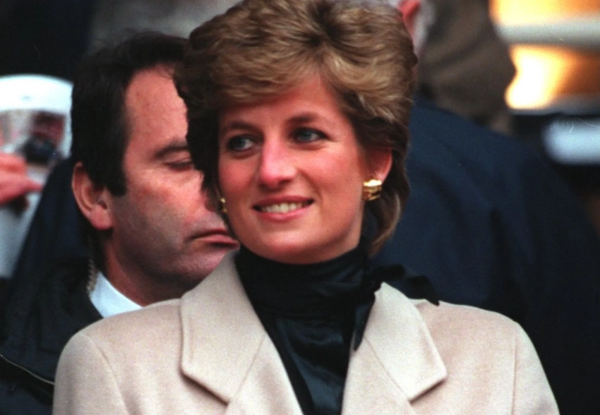 Диск Кайли Миноуг и фото Михаила Горбачёва: в Лондоне вскрыли капсулу времени принцессы Дианы, закопанную более 30 лет назад