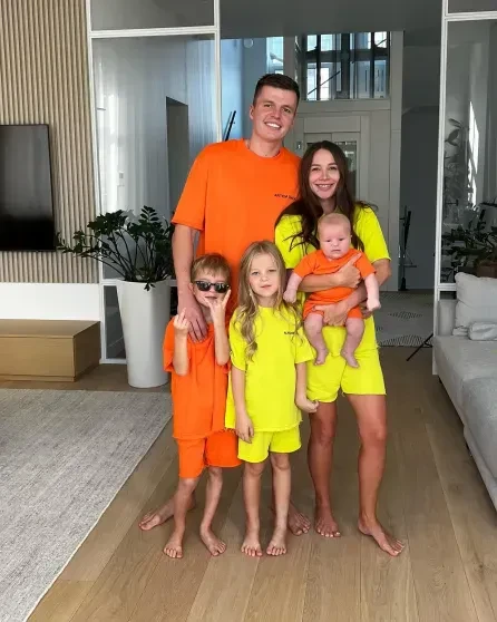 Валерии (Лерчек) и Артёму Чекалиным предъявили обвинение о выводе более 250 млн рублей из России