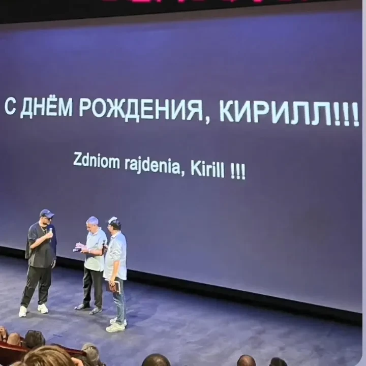 Поздравление на русском, два торта и встреча с Мишель Лами: Кирилл Серебренников показал, как отметил 56-летие в Париже