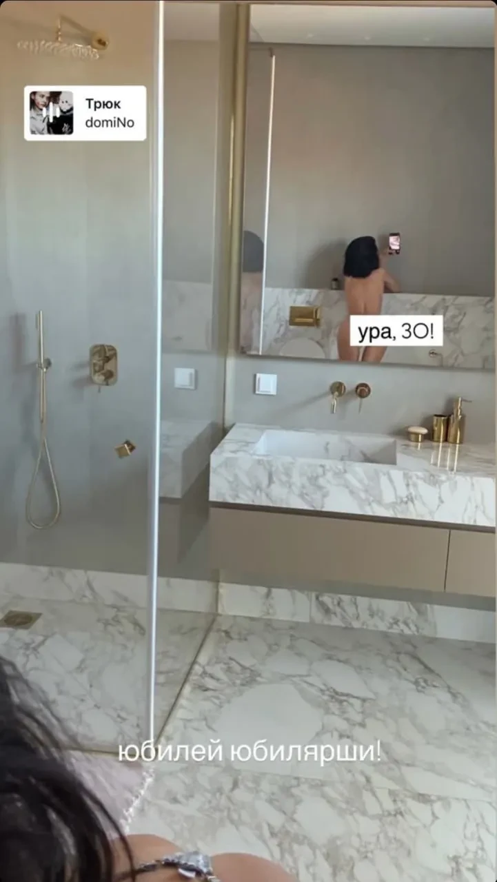 "Мама на работе". Софья Синицына снялась в серебристом боди