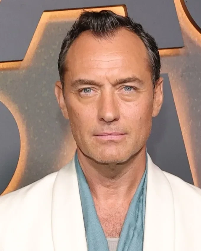 Джуд Лоу вышел в свет со старшей дочерью Айрис