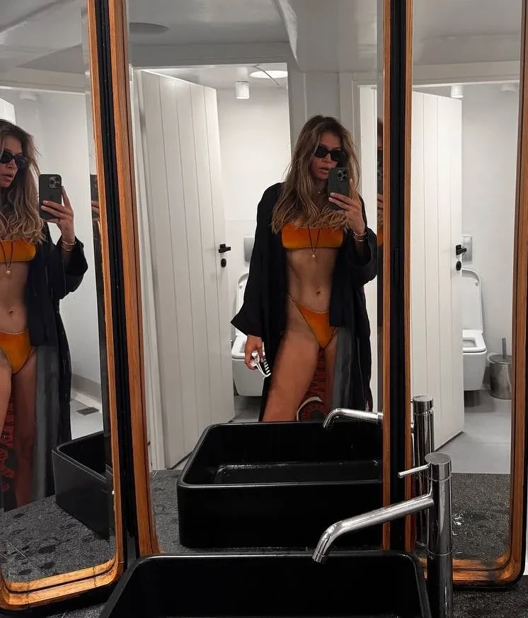 Вера Брежнева показала фигуру в бикини