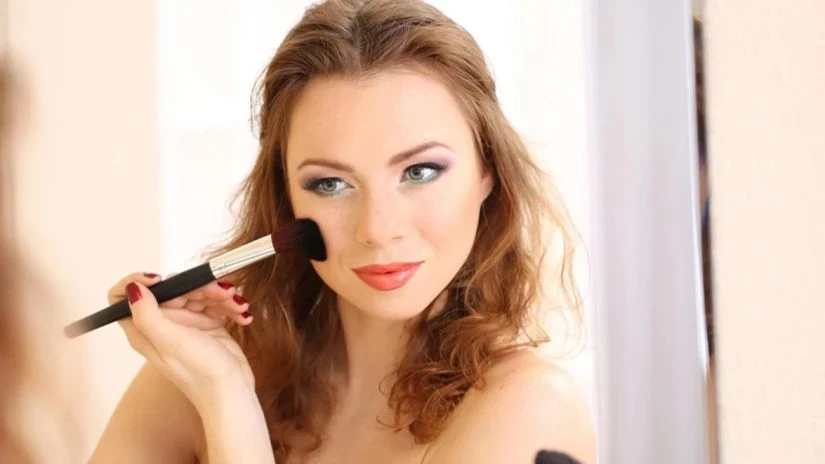 Причины, из-за которых ваш макияж скатывается, и как это исправить