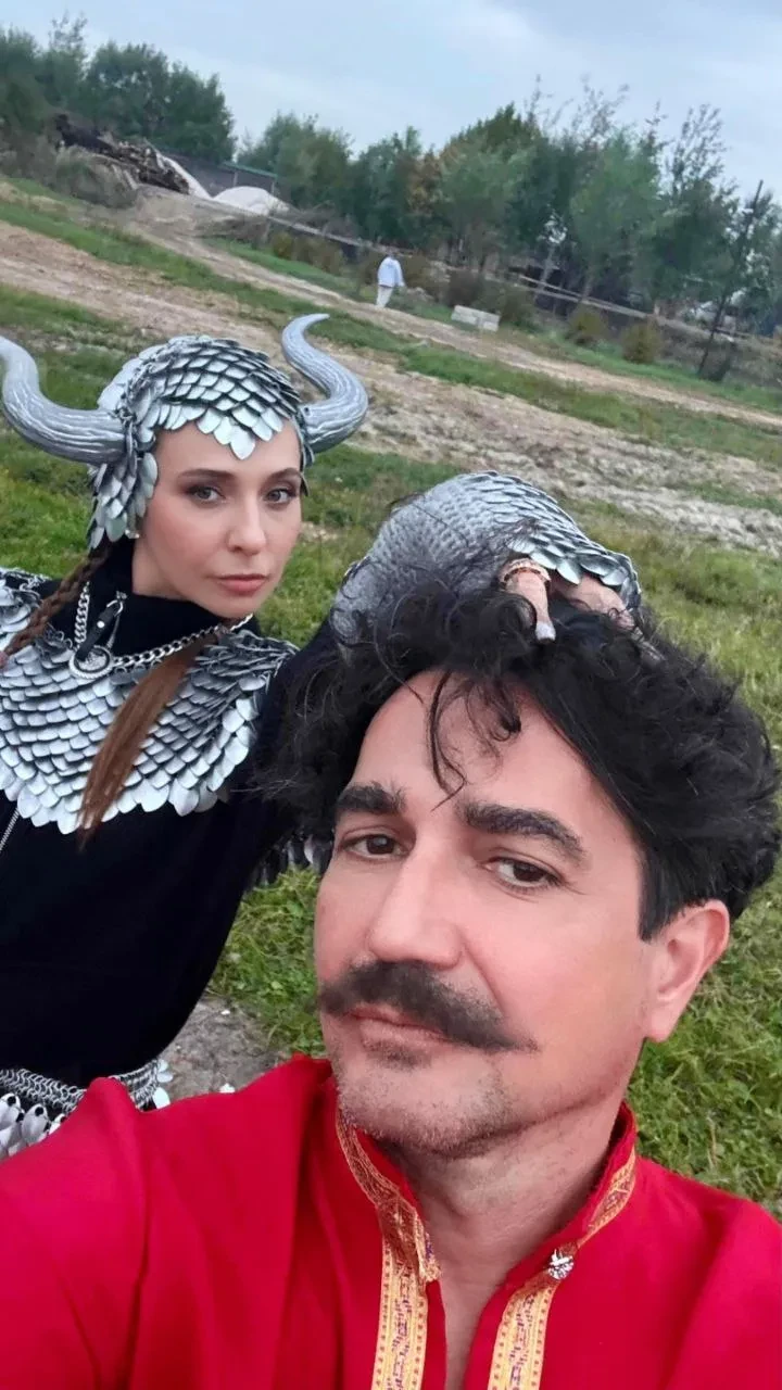 С усами и в парике: 11-летняя дочь Дмитрия Пескова и Татьяны Навки спародировала отца