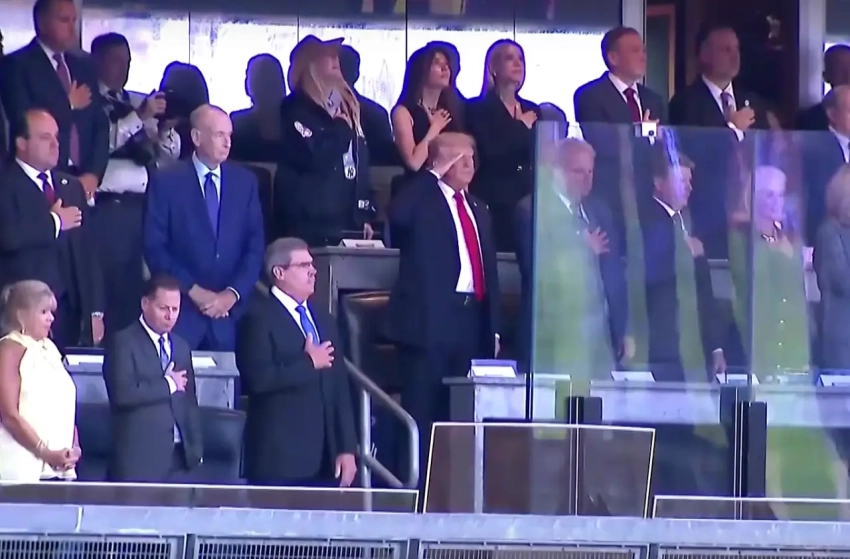 Трамп смотрел бейсбольный матч в Нью-Йорке за пуленепробиваемым стеклом