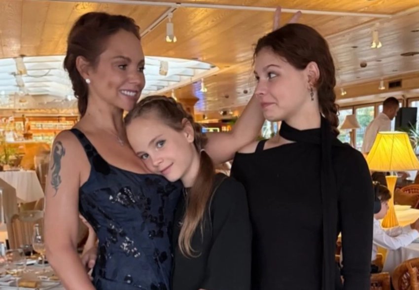 Певица МакSим показала новые фото с дочерьми