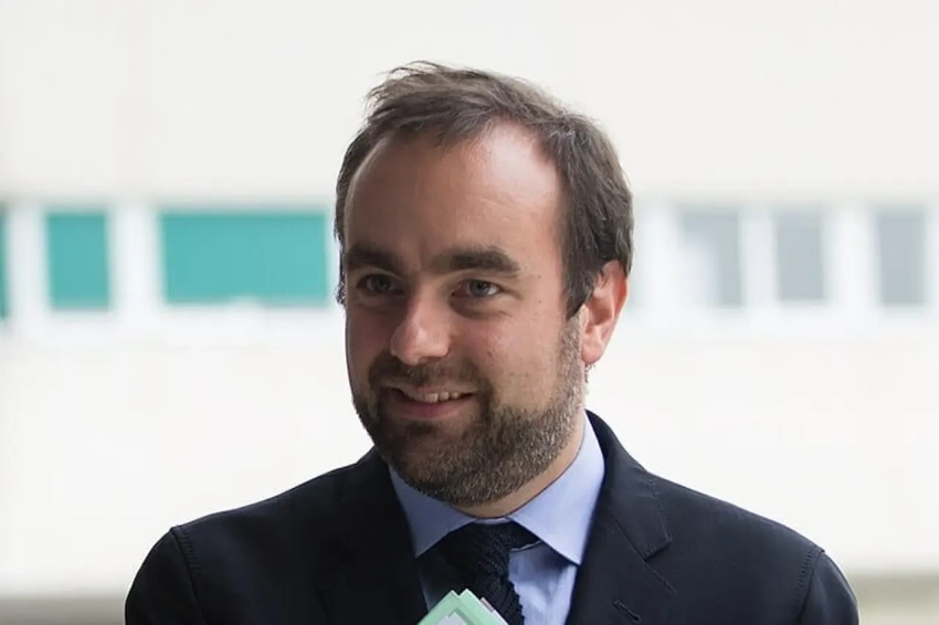 Новый премьер Франции решил не отменять государственный статус Дня победы