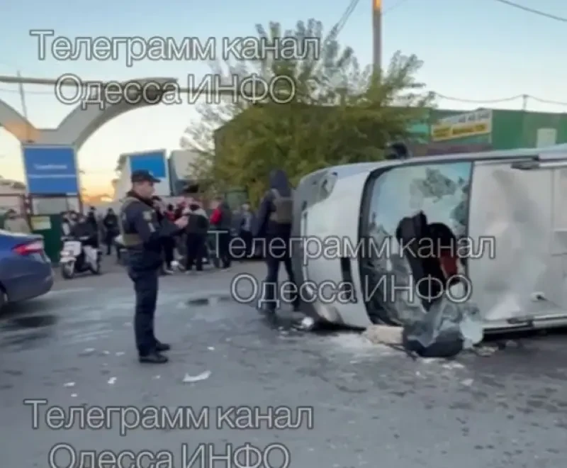 На одесском рынке люди перевернули минибус сотрудников ТЦК и прогнали их