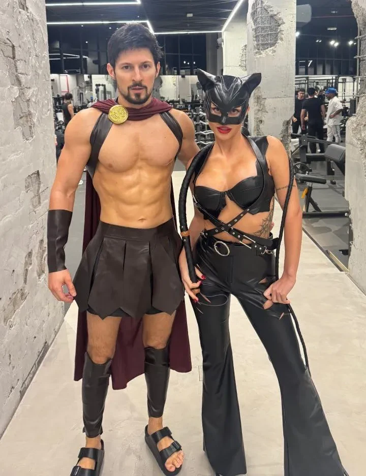 Гладиатор и ангел: Павел Дуров и Юлия Вавилова празднуют Хэллоуин