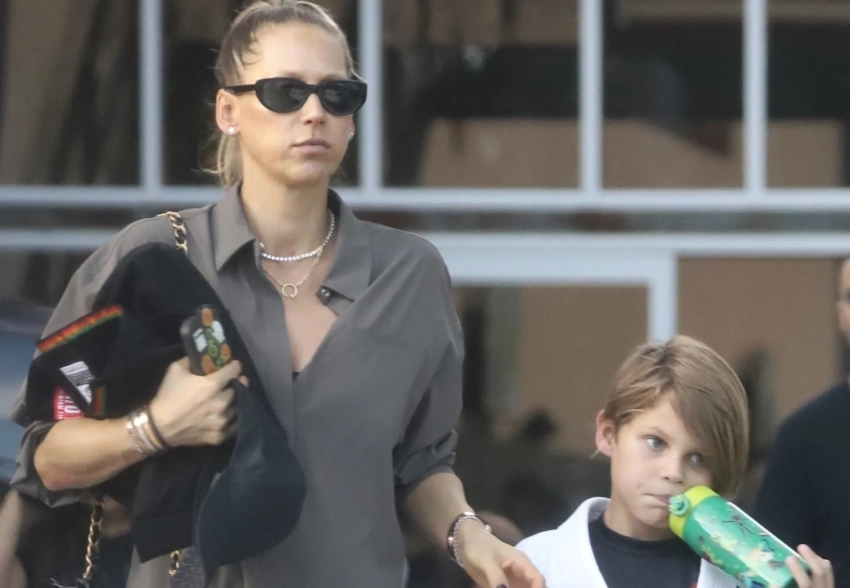 Беременную четвёртым ребёнком Анну Курникову засняли с сыном в Майами