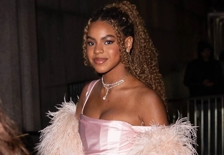 13-летняя дочь Бейонсе вышла в свет в платье с декольте и перьях