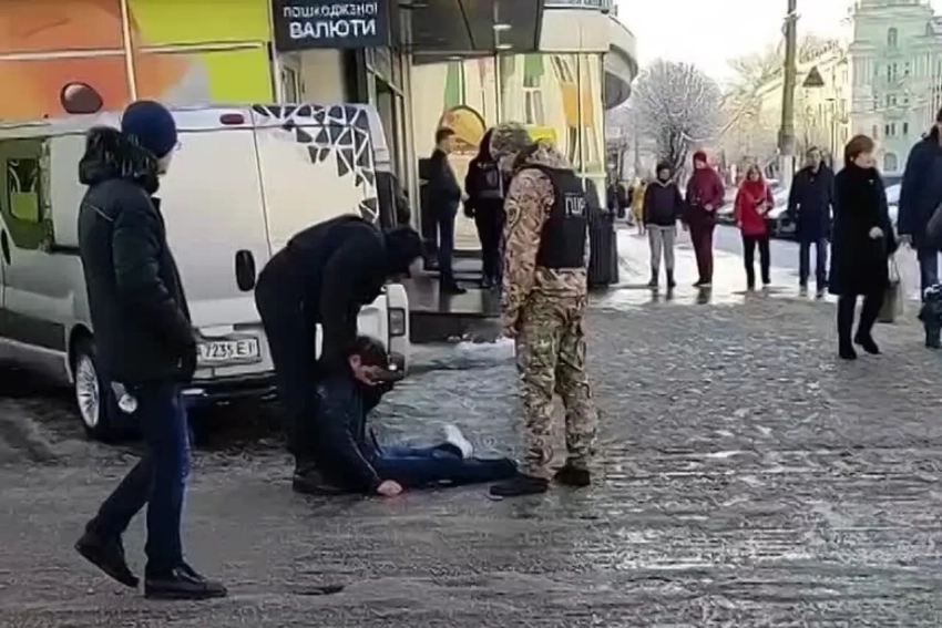 На одесском рынке люди перевернули минибус сотрудников ТЦК и прогнали их