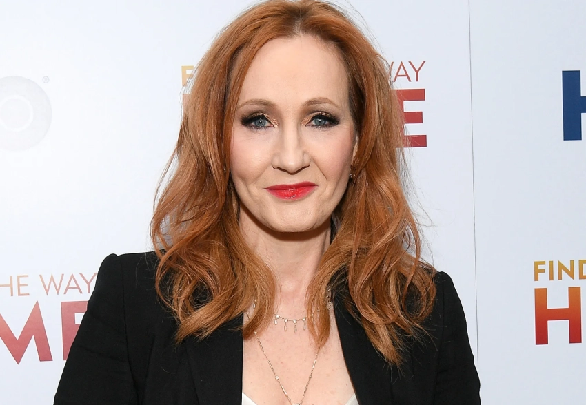 "Журналы утверждают, что мужчины — лучшие женщины, чем они сами". Джоан Роулинг раскритиковала обложку британского Glamour с трансгендерами*