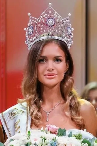 "Мисс силикон". Победительницу конкурса "Мисс Россия — 2025" Анастасию Вензу снова раскритиковали после новых фото