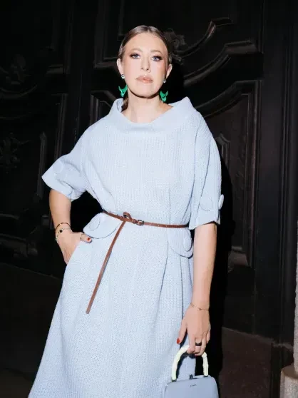 "Цифра уже так себе". Ксения Собчак в честь 44-летия снялась в бикини на отдыхе. С праздником её публично поздравил муж Константин Богомолов