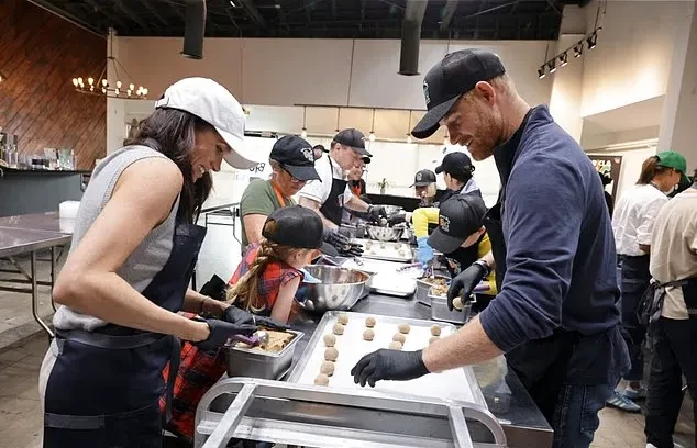 Меган Маркл и принц Гарри появилась на публике с детьми