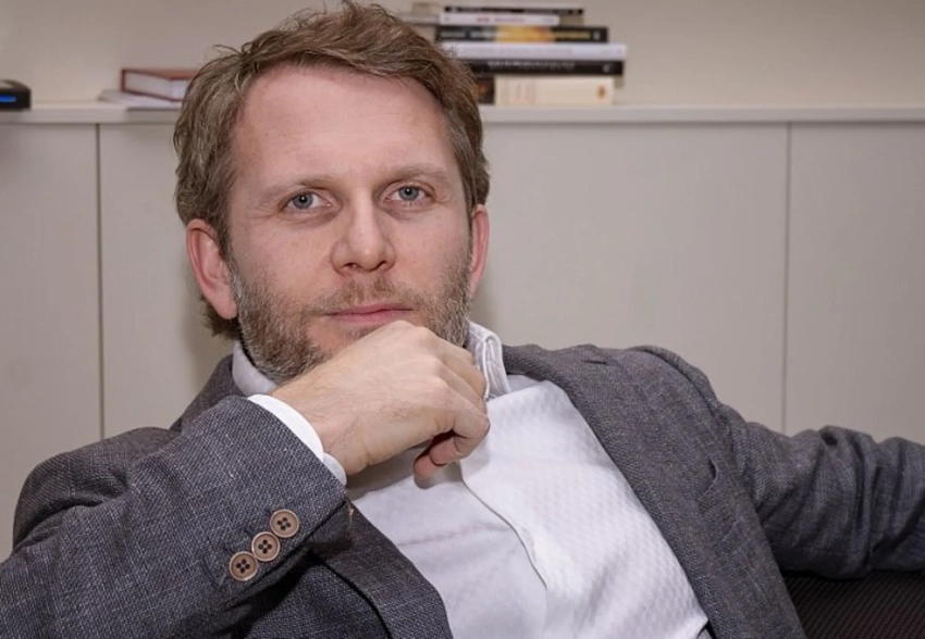 Основатель музея Бродского Максим Левченко покажет театральный спектакль "Всё тут" на парковке своего торгового центра