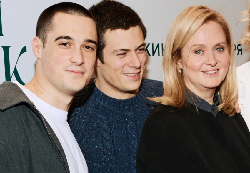 Анна Михалкова впервые за долгое время вышла в свет вместе с сыновьями