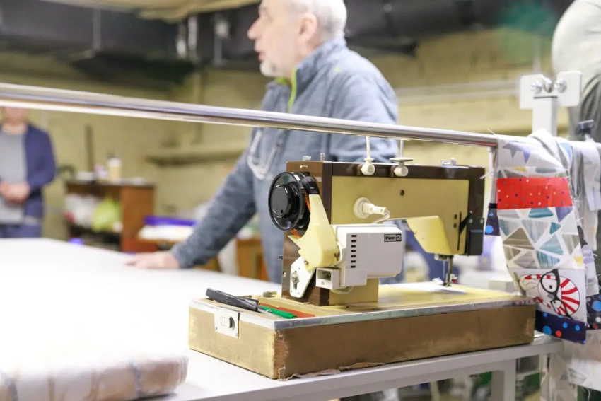 Два киевских мошенника продали иностранцу нечто под видом «лазерного оружия»