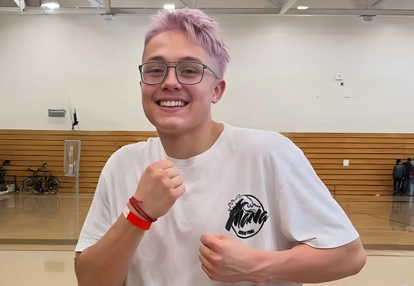 17-летний сын Анджелины Джоли и Брэда Питта появился на публике с розовыми волосами