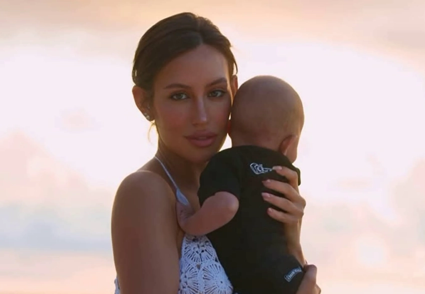 Девушка Тимати Валентина Иванова снялась в пляжной фотосессии вместе с дочерью