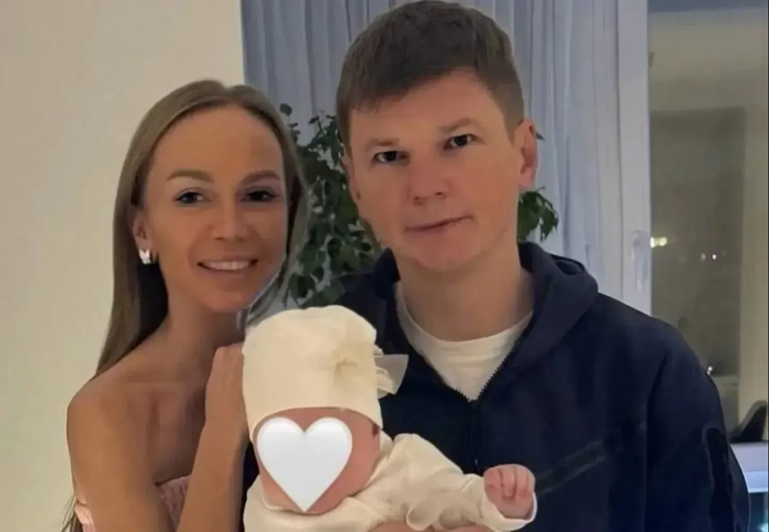 Андрей Аршавин впервые опубликовал фото с девушкой и их дочерью на фоне слухов о расставании