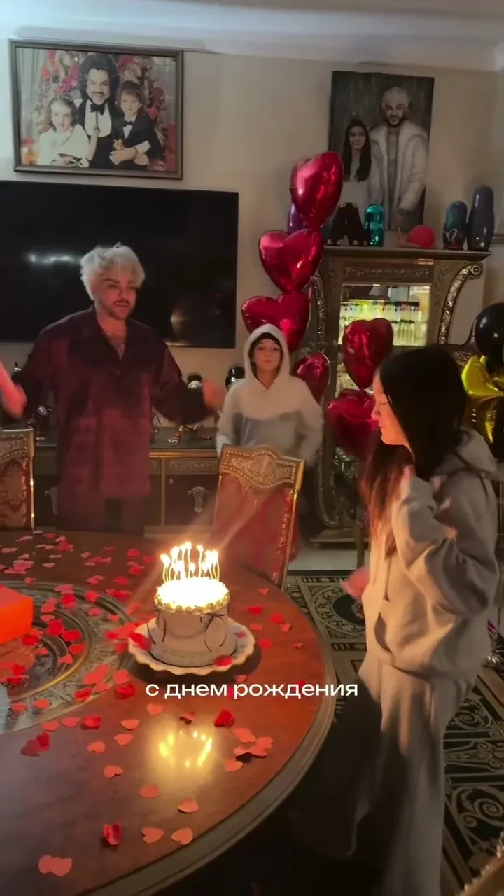 Хлопушки, торт и пакеты из ЦУМа. Филипп Киркоров показал, как поздравил дочь с 14-летием