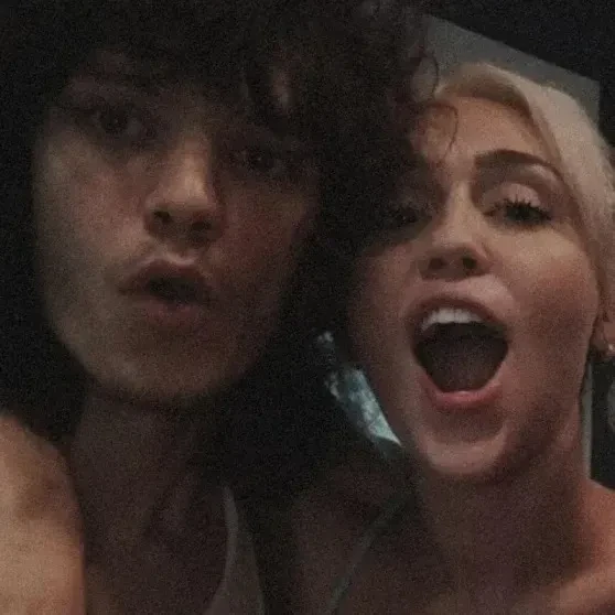 Майли Сайрус намекнула на помолвку с бойфрендом Максом Морандо