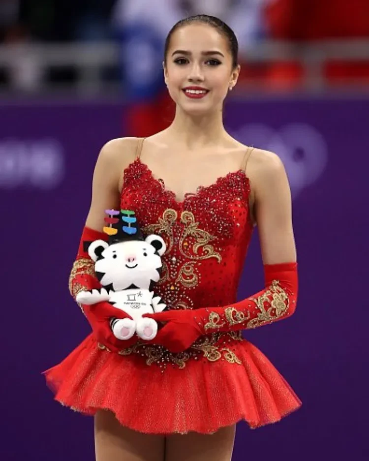 "Уже похожа на Майкла Джексона". Алина Загитова снялась в корсете и микрошортах, а её снова раскритиковали в сети