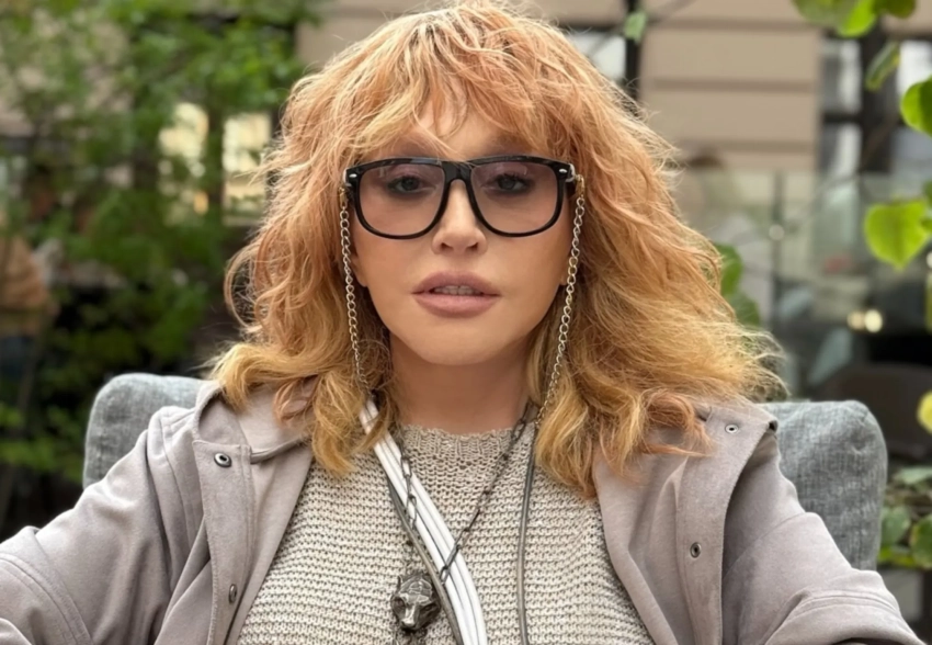 "Встречая насмешки и лесть, ненужную даром". Алла Пугачёва выпустила песню о жизни в эмиграции и поиске счастья