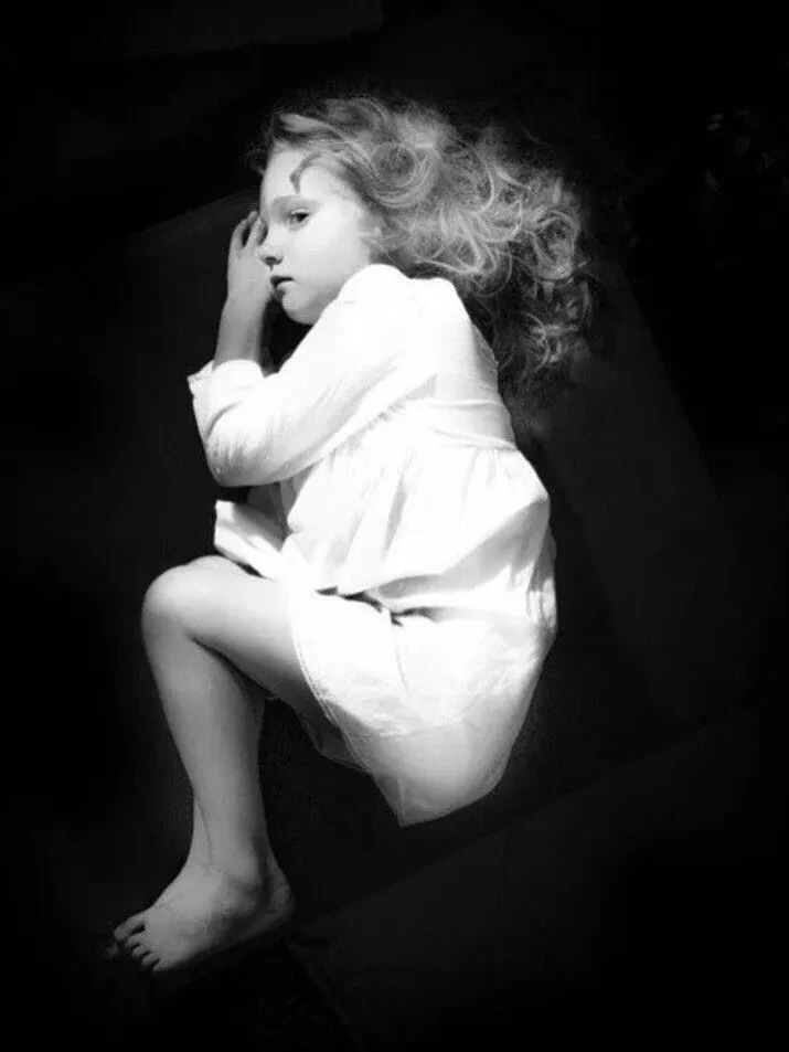 Ксения Раппопорт показала архивные фото 2016 года с дочерьми Аглаей Тарасовой и Софией — от Юрия Колокольникова