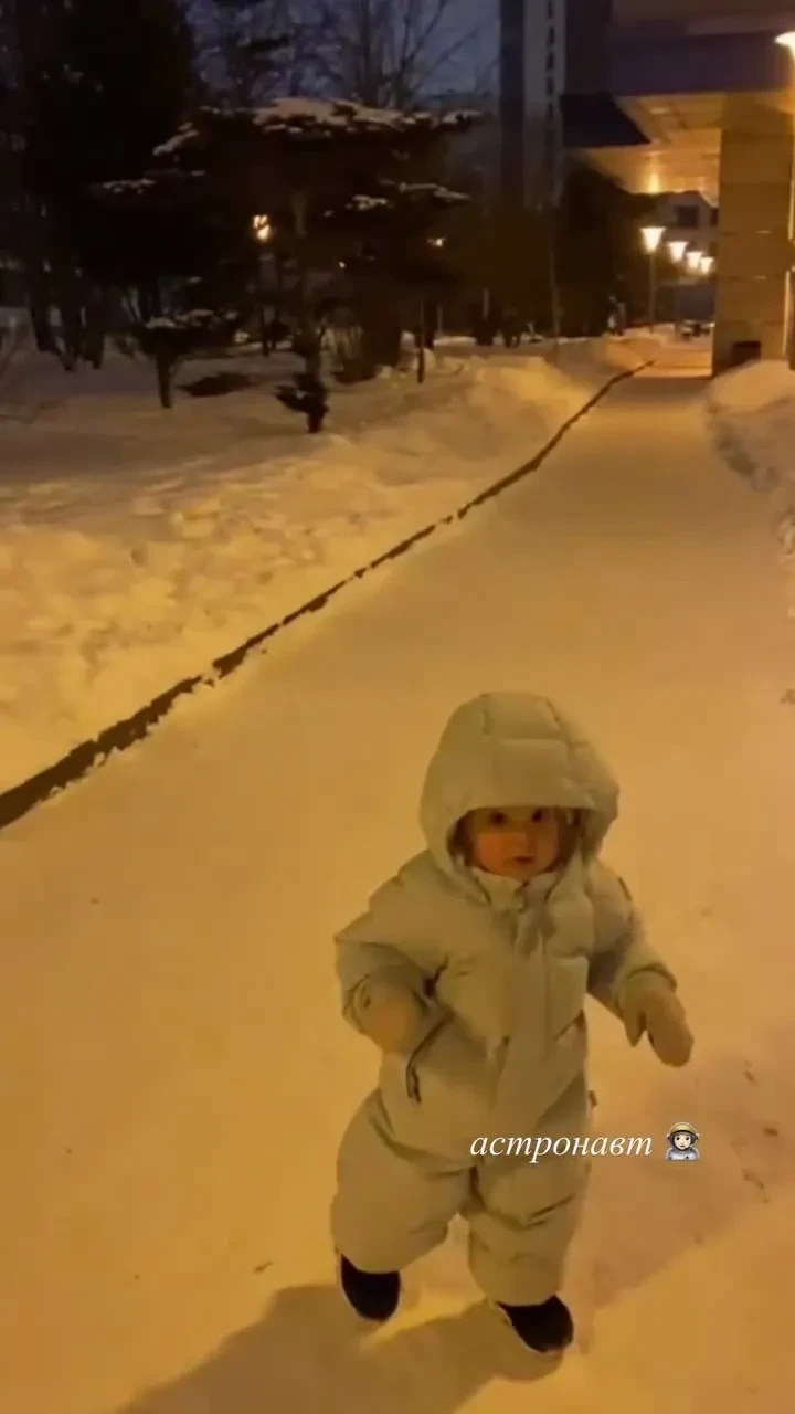 Сати Казанова перестала скрывать лицо годовалой дочери