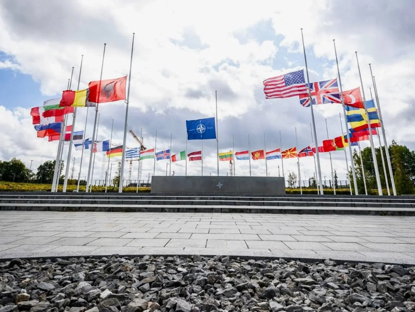 Надо проверить 5 статью и призвать НАТО к южной границе – Трамп троллит в Давосе