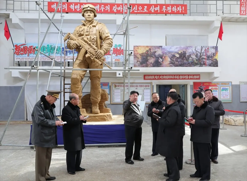 Ким Чен Ын посетил мемориал подвигов армии КНДР в обороне Курской области