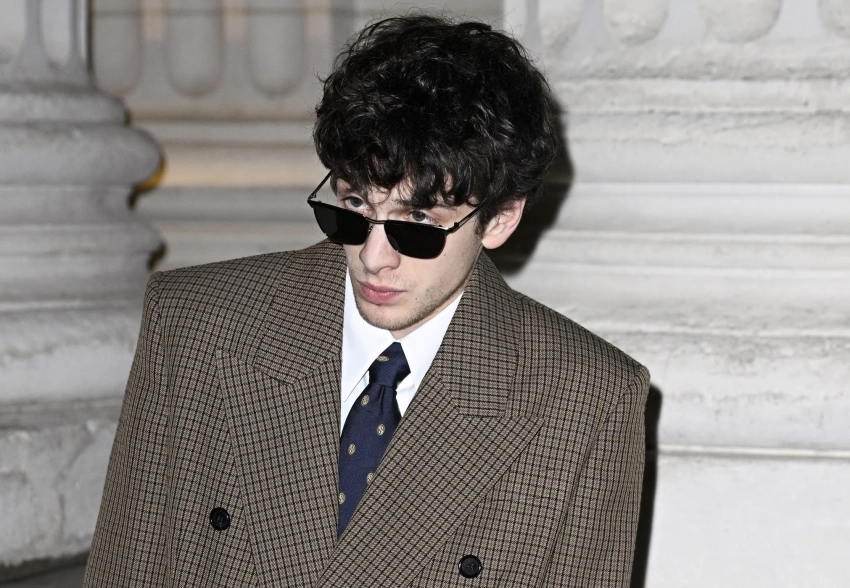 Марк Эйдельштейн с предполагаемой девушкой, Кейт Мосс, Шарлотта Генсбур и Остин Батлер на показе Saint Laurent