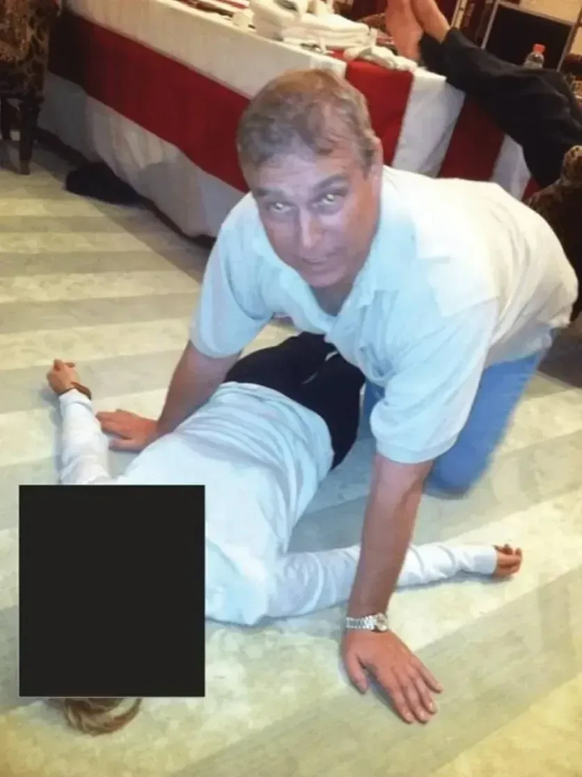 Королевский персонал отказался работать на экс-принца Эндрю из-за его дружбы с миллиардером-педофилом Джеффри Эпштейном