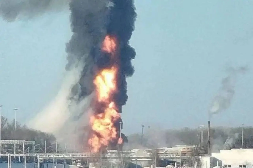 Сильный пожар в Мичуринске после схода с рельсов цистерн с горючим